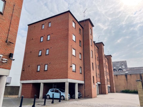 View Full Details for Russell Quay, West Street, Gravesend, Kent, DA11 0BP