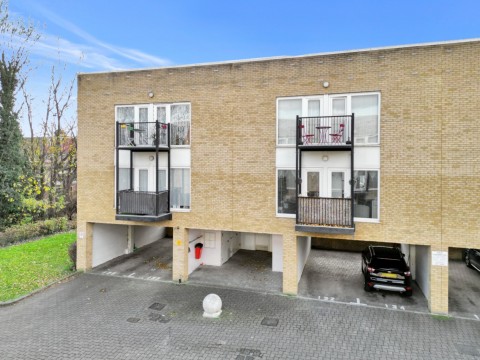 View Full Details for Spencer Court, Romulus Road, Gravesend, Kent, DA12