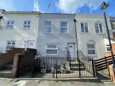 View Full Details for Wellington Street, Gravesend, Kent, DA12 1JB
