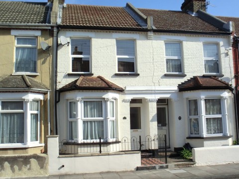 View Full Details for Granville Road, Gravesend, Kent, DA11 0JU