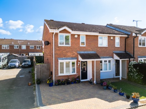 View Full Details for Robyns Croft, Northfleet, Gravesend, Kent, DA11