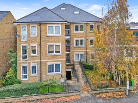 View Full Details for Wrotham Road, Gravesend, Kent, DA11 0DU